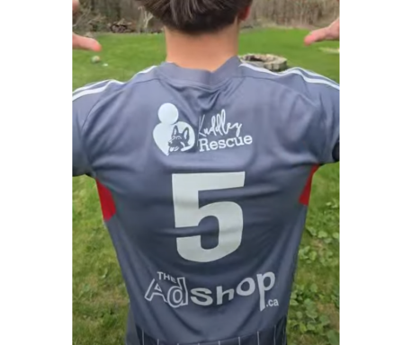 Person wearing a grey sports jersey with the number 5 and sponsor logos on the back.